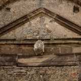 Nella parte bassa dell�architrave � ancora visibile la data di edificazione e il nome del costruttore: Giulio Carrara della Padula. Al centro fa mostra di s� lo stemma del comune di Grottole, costituito da due caverne sovrastate da una torre merlata con a lato un albero di quercia